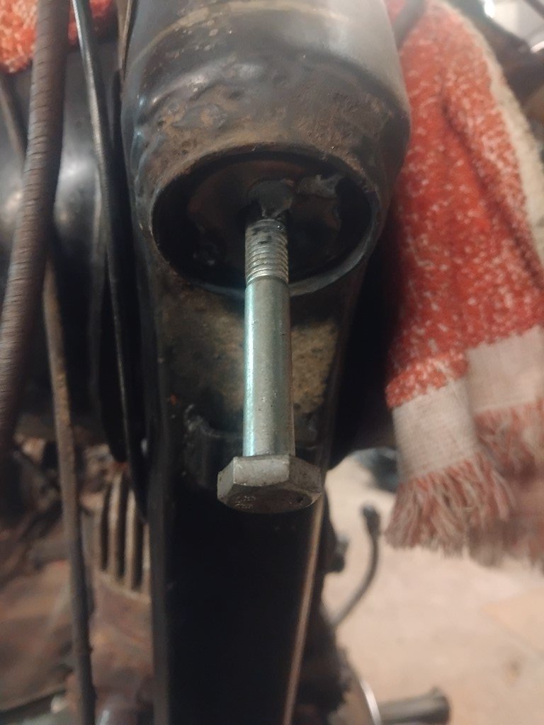 Ohjauslaakerin irroitusta.jpg